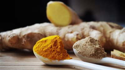 لمحاربة التهاب الحلق والسعال.. ما هي طريقة عمل مشروب الزنجبيل بالكركم؟