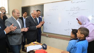 محافظ الجيزة يتابع فعاليات تطعيم الطلاب ضد مرض الالتهاب السحائي