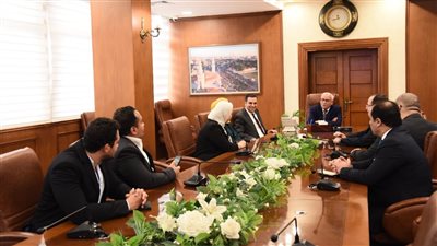 محافظ بورسعيد يلتقي ممثلي وزارتي الكهرباء والسياحة| صور