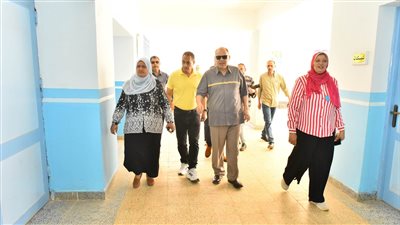 محافظ أسيوط يتفقد سير الدراسة بالثانوية الصناعية بنات.. ويهديها 4 ماكينات خياطة لتدريب الطالبات