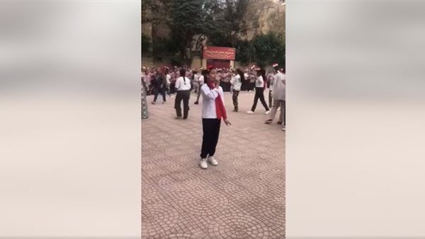 الطالبة ملك من أرض