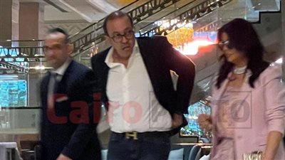 وصول منى الشاذلي وزوجها سمير يوسف إلى حفل زفاف تامر عاشور والإعلامية نانسي نور