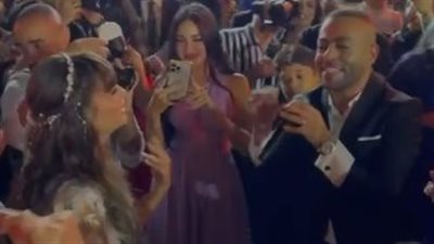 وفي قربك بيروح خوفي.. تامر عاشور يغازل زوجته نانسي نور في حفل زفافهما