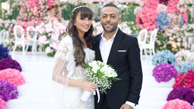 وصلة رقص لـ ملك الأحزان وانفعال على الحضور.. أبرز لقطات حفل زفاف تامر عاشور ونانسي نور