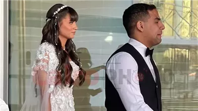 بفستان بسيط وإطلالة ناعمة.. المشاهد الأولى من حفل زفاف تامر عاشور ونانسي نور | فيديو