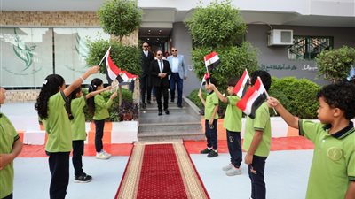 محافظ أسوان يشارك في طابور الصباح بمدرسة السلام.. ويردد مع الطلاب: تحيا مصر 