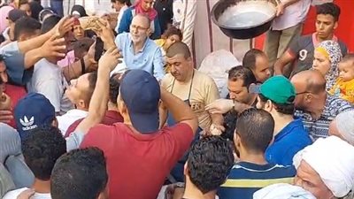 سجق وكبدة إسكندراني.. فاعل خير يوزع 3 آلاف سندوتش على مريدي السيد البدوي بطنطا | بث مباشر 