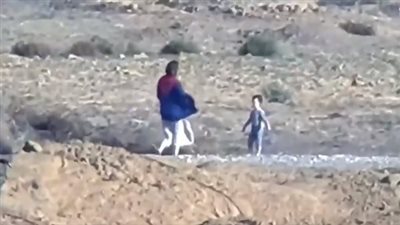 رغم العدوان الغاشم.. الفصائل الفلسطينية تفرج عن مستوطنة إسرائيلية وطفليها |صور 