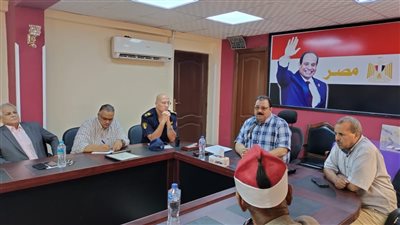 رئيس مدينة سفاجا يعقد اجتماعا لمراجعة خطة مجابهة الأمطار والسيول| صور