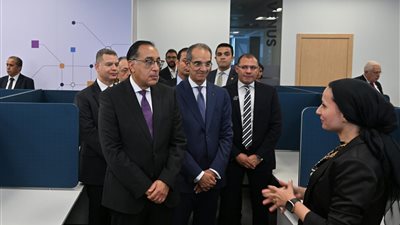 رئيس الوزراء يتفقد شركة سايتك الرائدة في تطوير الأجهزة والبرامج المدمجة لصناعة السيارات