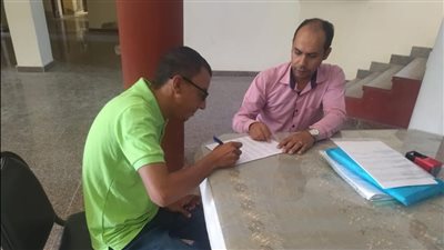 العمل تسلم 61 عقد عمل لذوي همم بجنوب سيناء