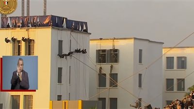 السيسي يشهد عرضًا للقوات الخاصة من رجال الصاعقة والمظلات