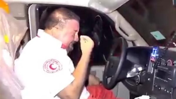 المسعف الباكي 