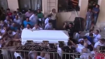 الأقباط يلقون نظرة الوداع على القمص سمعان إبراهيم كاهن دير المقطم | بث مباشر 