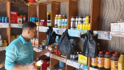 ضبط 15 طن مخلل ومواد خام مجهولة المصدر داخل مصنعين دون ترخيص بالبحيرة