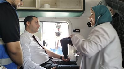 إقبال كبير.. نائب محافظ كفر الشيخ أول المتبرعين بالدم دعمًا لفلسطين | صور