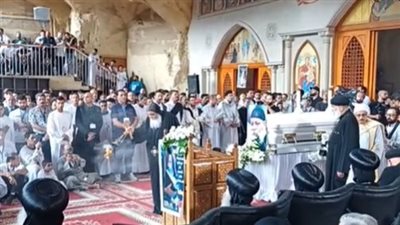 بقلوب وأعين دامعة.. آلاف الأقباط يؤدون صلاة الجنازة على القمص سمعان إبراهيم كاهن دير المقطم | بث مباشر