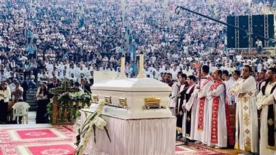 بحضور 4 أساقفة وآلاف الأقباط.. الكنيسة تقيم صلوات تجنيز القمص سمعان إبراهيم بالمقطم | صور