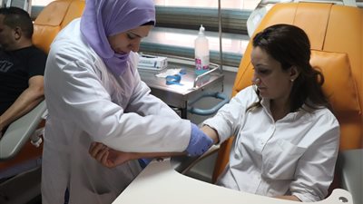 نواب محافظ الجيزة يشاركون في حملة التبرع بالدم لصالح الشعب الفلسطيني