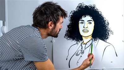 رسام جائزة نوبل يكشف لـ القاهرة 24 كواليس معرفته مسبقا بأسماء الفائزين.. واعتماده على اللون الأصفر