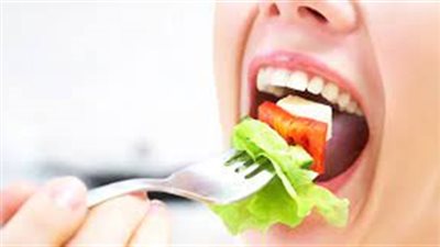 تشنجات وحرقة بالمعدة.. ما هي مخاطر مضغ الطعام بسرعة وطرق علاجها؟