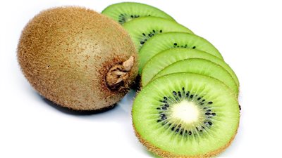 أبرزها الكيوي.. أطعمة تُعزز من صحة البشرة وتُجدد خلاياها 