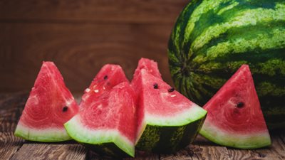 مع الاستهلاك المفرط في الصيف.. ما الآثار الجانبية لتناول كميات كبيرة من البطيخ؟
