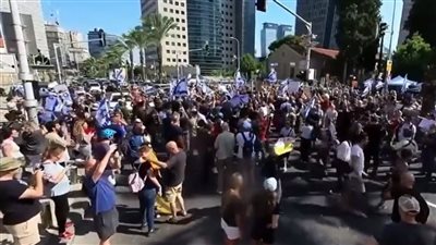 مظاهرات بـ تل أبيب تطالب بإقالة نتنياهو والإفراج عن الأسرى في غزة