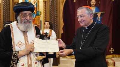 بطريرك ڤينيسيا يهدي البابا تواضروس الثاني رفات إنيانوس 