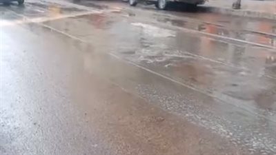 بعد سقوط أمطار غزيرة.. ظهور تجمعات للمياه في شوارع الإسكندرية واستمرار حالة الطوارئ | بث مباشر