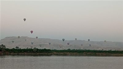 57 رحلة بالون طائر على متنها 1412 سائحًا يزينون سماء الأقصر اليوم