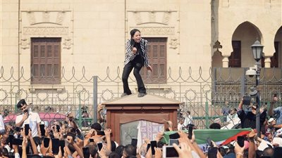 صاحبة أشهر صورة في مظاهرات الأزهر لدعم فلسطين: معرفتش حاجة عن الصورة إلا بعد انتشارها على السوشيال