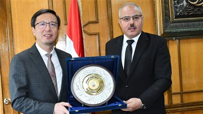 لتوطيد العلاقات العلمية.. رئيس جامعة قناة السويس يستقبل نائب وزير التعليم الصيني
