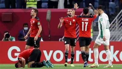 طاقم تحكيم إماراتي لإدارة مباراة مصر والجزائر