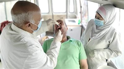 توقيع الكشف الطبي على 1892 حالة في قافلة علاجية بإحدى قرى المنيا