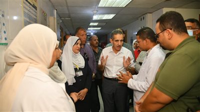 محافظ الغربية يفاجئ مستشفى كفر الزيات العام ويستمع للمرضى