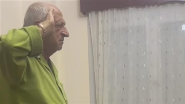 أب فلسطيني يؤدي التحية