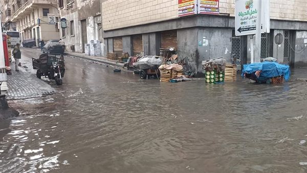 تجمعات مياه إثر سقوط