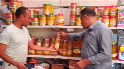 محافظ أسوان يكلف المسئولين بتنظيم حملات لمتابعة تنفيذ مبادرة تخفيض الأسعار 