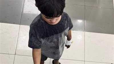 صبي فلسطيني ووالدته.. قصة صورة تصدرت تريند مواقع التواصل الاجتماعي