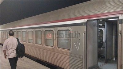 شكاوى بعد تعطل لوحة المواعيد الرئيسية بمحطة مصر.. وأزمة في ترقيم المقاعد | صور وفيديو