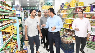 نائب محافظ الفيوم يتفقد عددًا من المحال التجارية والأسواق لمتابعة تخفيض أسعار السلع