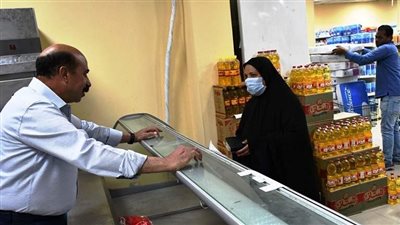 محافظ أسوان يتفقد الأسواق والمجمعات الاستهلاكية لمتابعة تطبيق مبادرة تخفيض أسعار السلع الأساسية