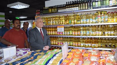 خصومات تصل إلى 25 %.. محافظ الأقصر يتفقد المجمعات الاستهلاكية لتطبيق مبادرة رئيس الوزراء