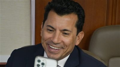 وزير الرياضة يؤازر عمر عصر بعد تغلبه على المصنف 17 عالميًا في بطولة فرانكفورت