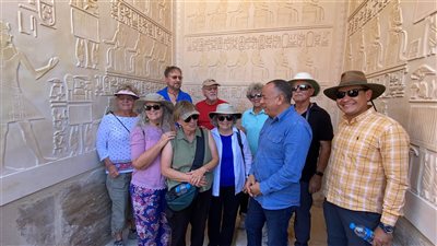 بعد لحظات من افتتاحها.. سائحون أمريكيين يتوافدون على لوحة الملوك بمعابد الكرنك بالأقصر