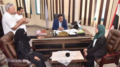 استوقفته خلال الزيارة.. محافظ مطروح يصطحب مواطنة لمديرية التضامن لحل مشكلتها خلال جولته