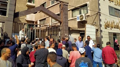 الكيلو بـ 27 جنيها.. زحام على الوحدة المحلية لمدينة منوف أثناء توزيع السكر| صور