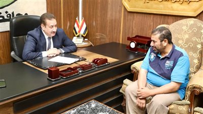 خلال اللقاء اليومي بالمواطنين.. محافظ المنوفية يقدم مساعدات إنسانية عاجلة لعدد من الأهالي