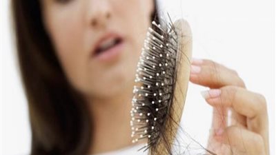 تساقط الشعر دليل على إصابتك بمشاكل صحية.. أبرزها فقر الدم